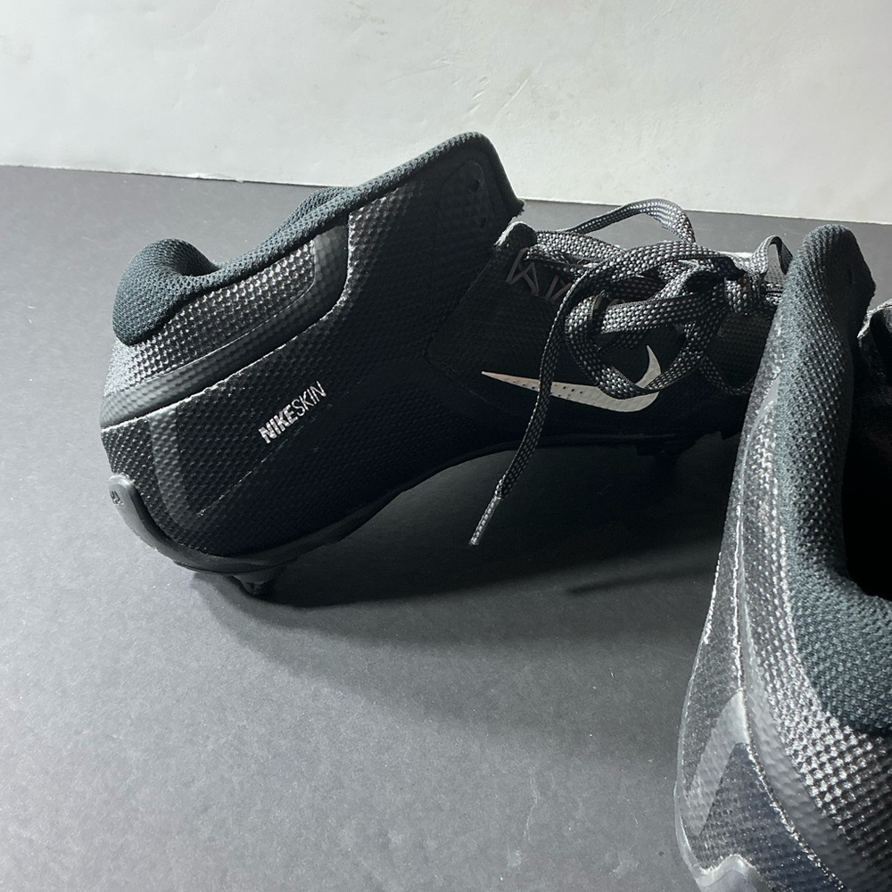 Nike Black and white Soccer Cleats - Picture 3 of 6